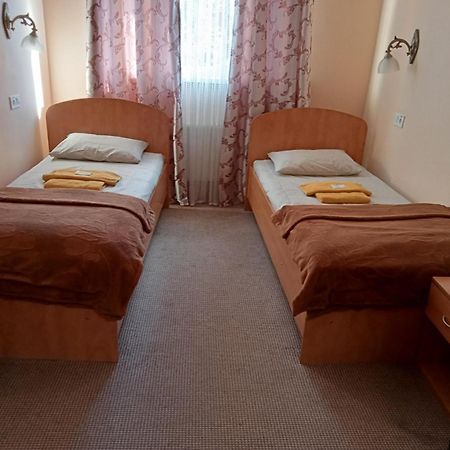 Hostel Iskra Lviv Buitenkant foto